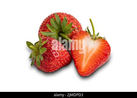 Fragola matura isolata su fondo bianco. Foto Stock