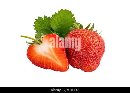 Fragola intera e mezza matura con foglie verdi su fondo bianco. Foto Stock