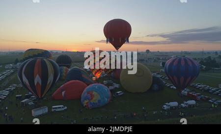 Mongolfiere che decolgono all'alba Foto Stock