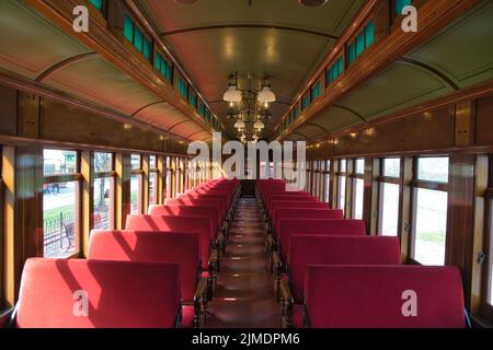 Interno di un pullman da 1910s passeggeri completamente ristrutturato Foto Stock