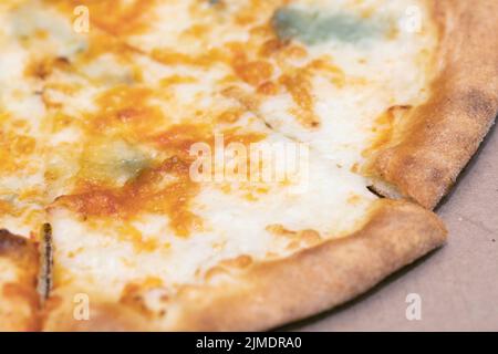 Pizza italiana quattro formaggi primo piano Foto Stock