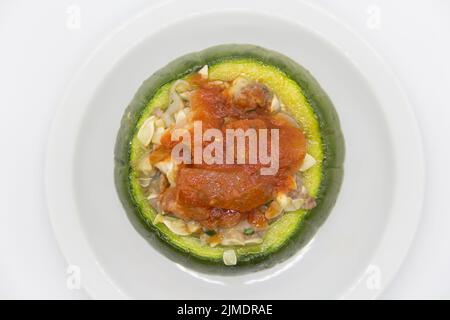 Zucchine farcite con carne e una varietà di salse Foto Stock