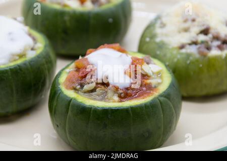 Zucchine farcite con carne e una varietà di salse Foto Stock