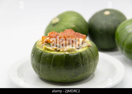 Zucchine farcite con carne e una varietà di salse Foto Stock