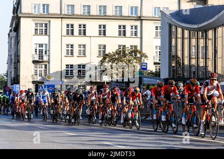 Cracovia, Polonia. 05th ago 2022. Il peloton gareggia per le strade durante l'ultima 7th giornata della 79. Tour de Poulogne UCI World Tour. Credit: SOPA Images Limited/Alamy Live News Foto Stock