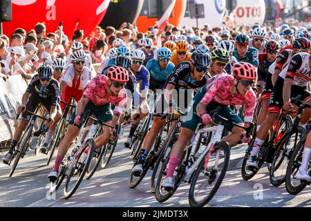Cracovia, Polonia. 05th ago 2022. Il peloton gareggia per le strade durante l'ultima 7th giornata della 79. Tour de Poulogne UCI World Tour. Credit: SOPA Images Limited/Alamy Live News Foto Stock