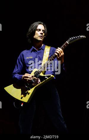 Redondo Beach, California, Stati Uniti. 13th maggio 2022. Brian Bell della band Weezer il giorno di tappa 1 del BEACHLIFE festival . Credit: Ken Howard - Alamy Foto Stock