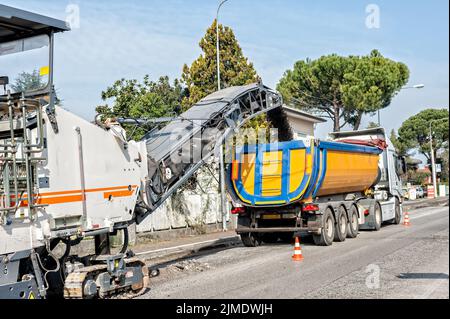 Fresatura a freddo la macchina per la riparazione su strada. Foto Stock