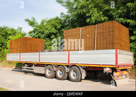 Carrello di carico del rimorchio maglie per costruzione. Foto Stock