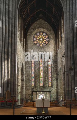 Altare di primo piano e vetrate dietro di esso nella sala laterale della Cattedrale di San Marys Foto Stock