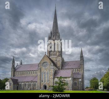 Cattedrale di St. Marys a Killarney con un cielo tempesta spettacolare Foto Stock