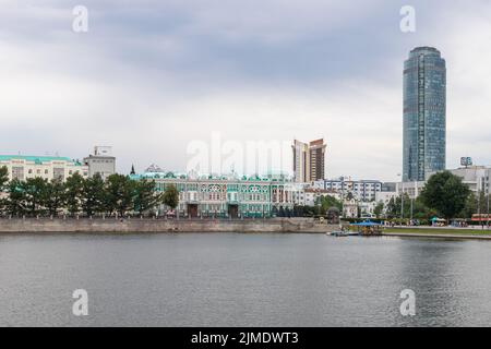 Argine della città con gli edifici della Ural state University of Architecture e l'alta torre del centro commerciale Vysotsky. Russia, Y. Foto Stock