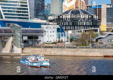 Una barca da diporto naviga lungo il fiume Moskva in una giornata di sole. Foto Stock