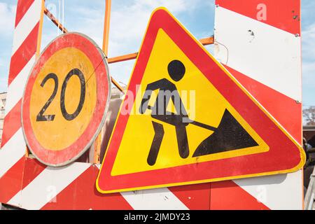 Segnale stradale di avvertimento: Lavori stradali in corso Foto Stock