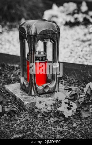 Vecchia lanterna grave danneggiata su una lapide Foto Stock