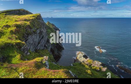 Kerry Cliffs con vista sull'isola di Great Skellig dove sono state girate le Guerre Stellari Foto Stock