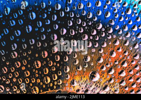 Macro di gocce d'acqua su sfondo multicolore Foto Stock