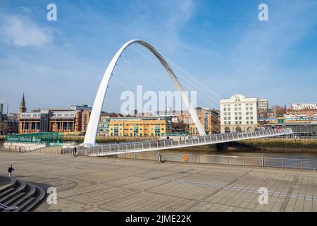 Gateshead Millennium Bridge su Newcastle upon Tyne Quayside in una soleggiata mattinata invernale Foto Stock