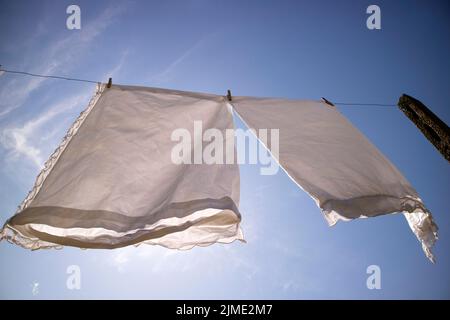 Biancheria da casa appesa al sole Foto Stock