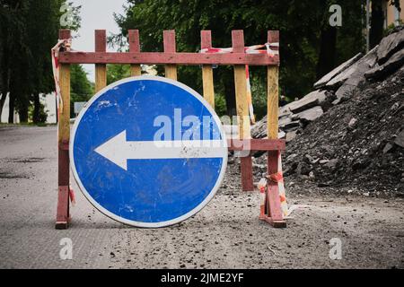 Segnaletica stradale. Lavori stradali. Segnali di avvertenza stradale. Strade della città. Segnale stradale che indica la direzione Foto Stock