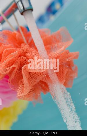 Le loofahs pulite appese ad un rubinetto del bagno Foto Stock
