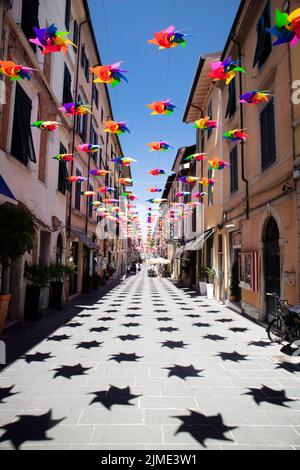 Pinwheels per colorare l'inizio dell'estate a Pietrasanta Lucca Toscana Foto Stock