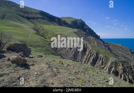 Tracce di erosione del suolo e di agenti atmosferici sul pendio di montagna. Foto Stock