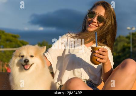 Donna bionda che prende tradizionale gaucho chimarrao Foto Stock