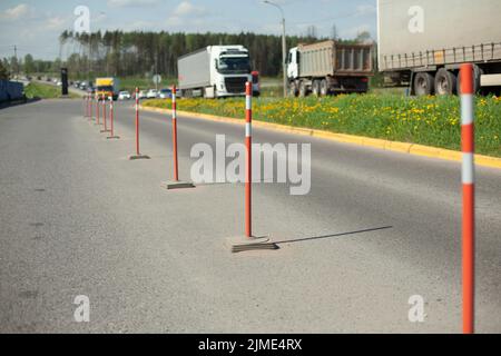Fermi di parcheggio rossi. Recinzione della carreggiata dalle automobili. Foto Stock