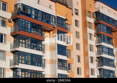 Cortile pubblico nella zona. Zona residenziale. Area con edifici ad appartamenti. Foto Stock