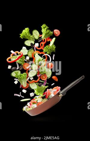 Padella con verdure cadenti Foto Stock