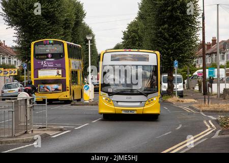 Gli autobus gialli di Bournemouth sono andati ad amministratioon e tutti i servizi sono cessati il 4 agosto. Foto scattate l'ultimo giorno Foto Stock