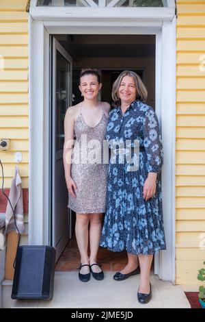 Scuola Graduate Female Teen felice con la sua madre orgogliosa Foto Stock