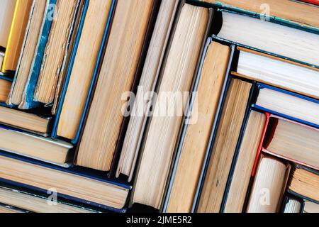 Un modello di vecchi libri con vista dall'alto. Sfondo solido Foto Stock