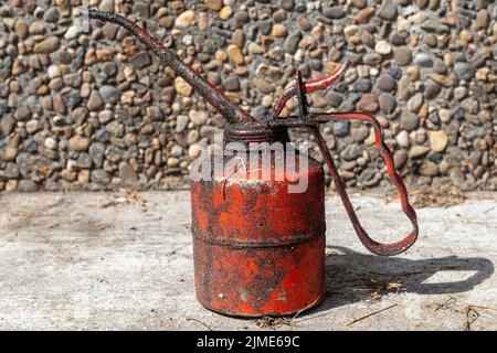 Vecchia siringa d'olio rossa Foto Stock