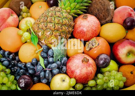 Assortimento di frutta tropicale matura colorata. Vista dall'alto Foto Stock