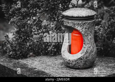 Vecchia lanterna grave danneggiata su una lapide Foto Stock