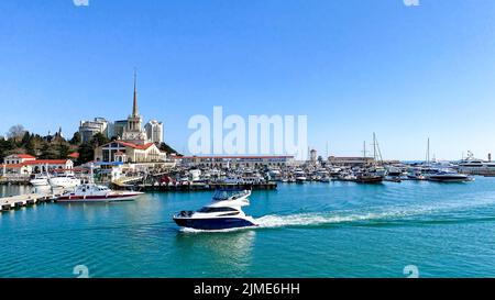 Sochi Marine Station e il molo degli yacht. Foto Stock