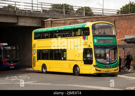 Gli autobus gialli di Bournemouth sono andati ad amministratioon e tutti i servizi sono cessati il 4 agosto. Foto scattate l'ultimo giorno Foto Stock