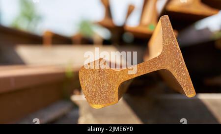 Primo piano della sezione trasversale di una ferrovia arrugginita in un deposito Foto Stock