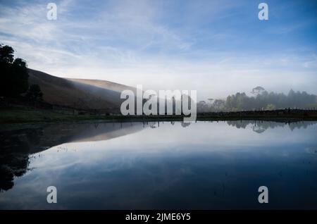 Bellissimo paesaggio del lago in una giornata di nebbia Foto Stock