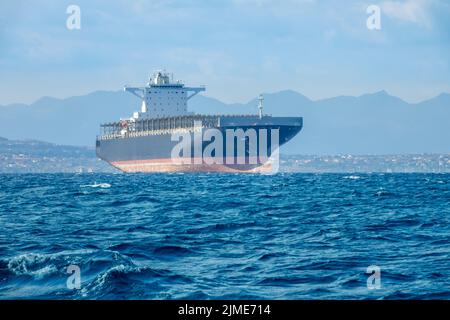 Nave da carico vuota vicino alla costa mediterranea Foto Stock