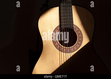 Chitarra acustica. Una chitarra con sei corde. Foto Stock