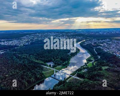 Vista aerea sul fiume Nemunas, sul ponte pedonale e sulla città di Alytus. Lituania Foto Stock