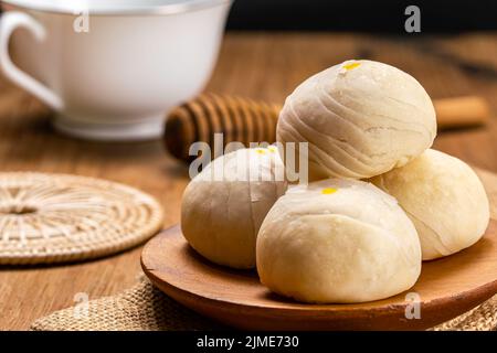 Vista in primo piano della pasticceria cinese fatta in casa o della torta lunare ripiena di pasta di fagioli mungo dolci e tuorlo d'uovo salato. Foto Stock