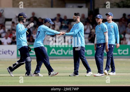 Aron Nijjar dell'Essex festeggia con i suoi compagni di squadra dopo aver preso il wicket di Harry è venuto durante Essex Eagles vs Derbyshire, Royal London One-Day Cup Foto Stock