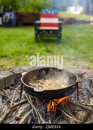 Stufato di manzo gourmet cucinato in calderone sul fuoco all'aperto Foto Stock