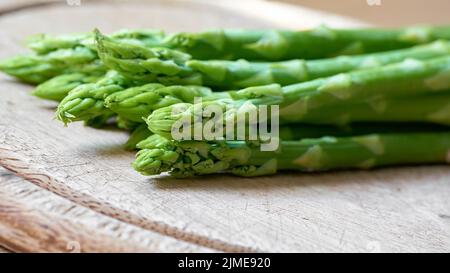 Asparagi verdi freschi da un campo di asparagi come ingrediente in una cucina Foto Stock