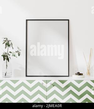 Struttura a poster vuota in design moderno con parete bianca e cassettiera verde con decorazione, scandinavian st Foto Stock