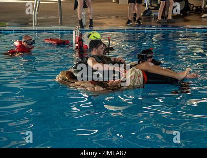 Rota, Spagna. 4th ago 2022. Lt. j.g. Douglas Delrisco salva una persona simulata bloccata in mare durante una valutazione di ricerca e salvataggio presso la Stazione Navale (NAVSTA) Rota, Spagna centro acquatico Augustust 3, 2022. NAVSTA Rota sostiene la flotta, abilita il combattente e sostiene la famiglia conducendo operazioni aeree, operazioni portuali, garantendo sicurezza e sicurezza, assicurando qualità della vita e fornendo i servizi essenziali di energia, acqua, carburante e tecnologia informatica. Credit: U.S. Navy/ZUMA Press Wire Service/ZUMAPRESS.com/Alamy Live News Foto Stock